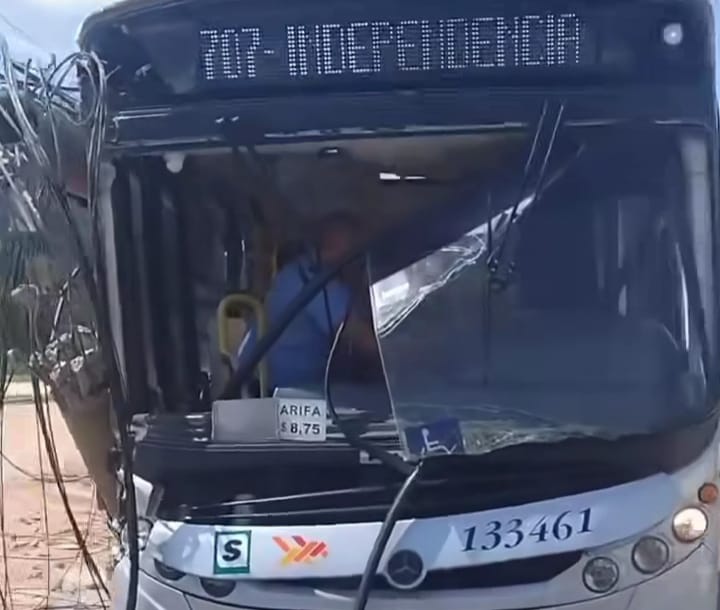 Ônibus da Rápido Luxo bate após motorista ter mal súbito